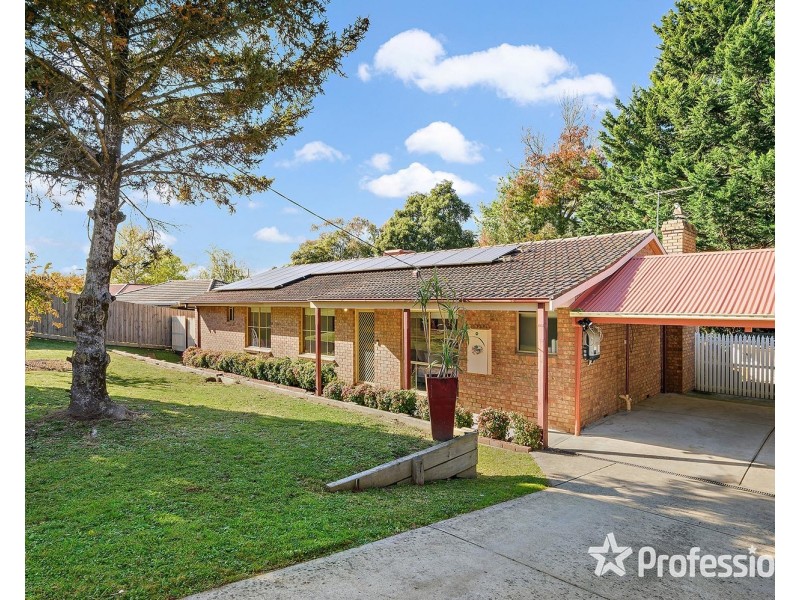 12 Penola Drive, Seville VIC 3139