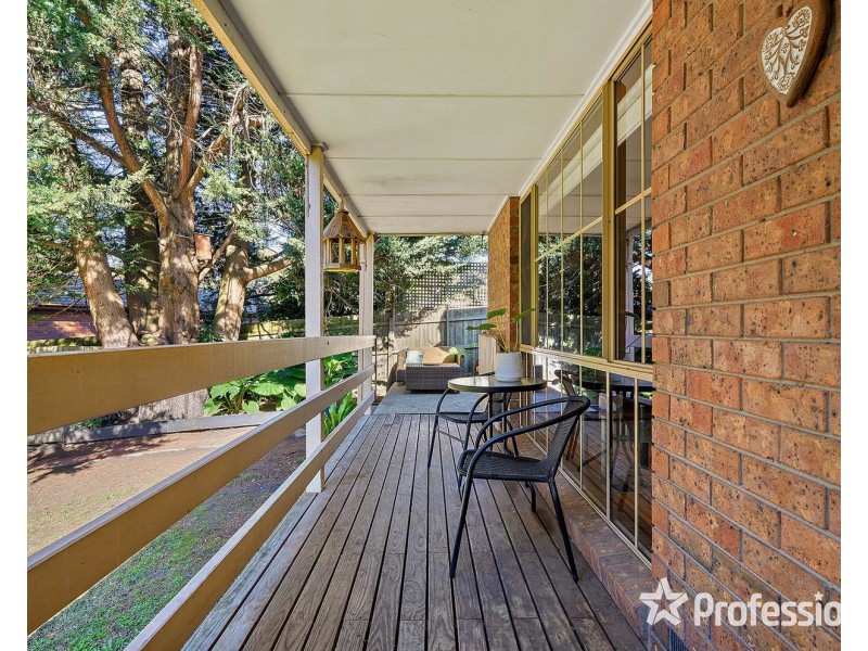 12 Penola Drive, Seville VIC 3139