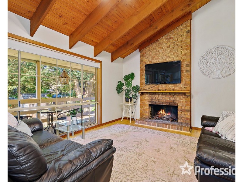 12 Penola Drive, Seville VIC 3139