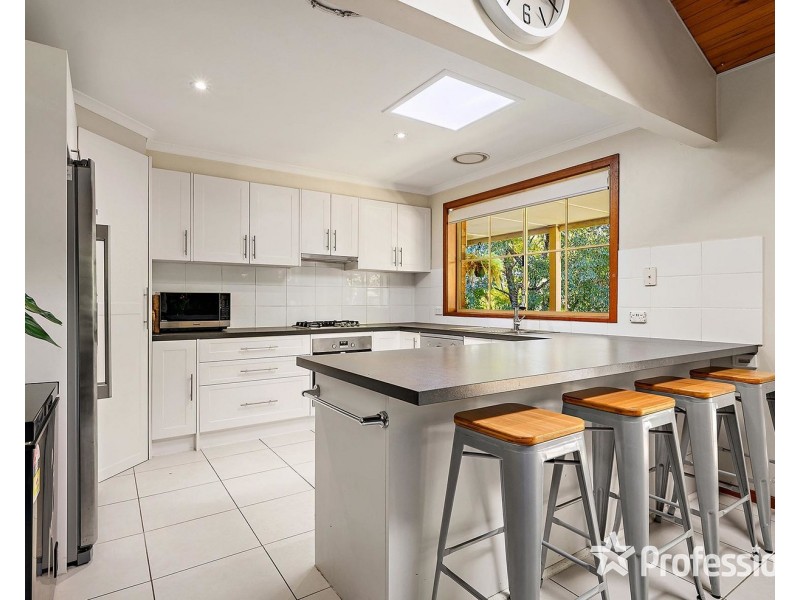 12 Penola Drive, Seville VIC 3139