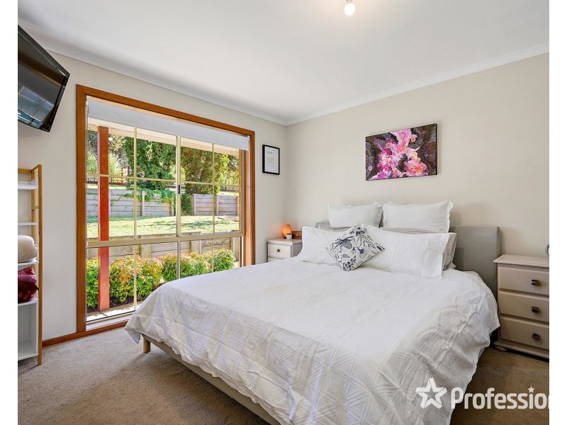 12 Penola Drive, Seville VIC 3139
