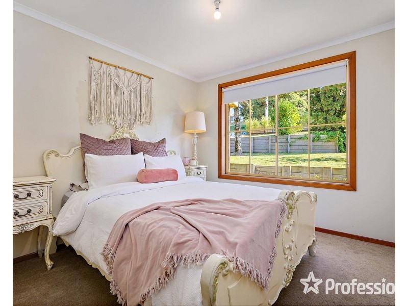 12 Penola Drive, Seville VIC 3139