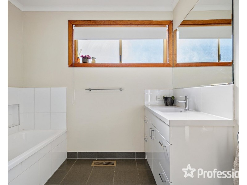 12 Penola Drive, Seville VIC 3139