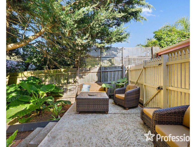 12 Penola Drive, Seville VIC 3139