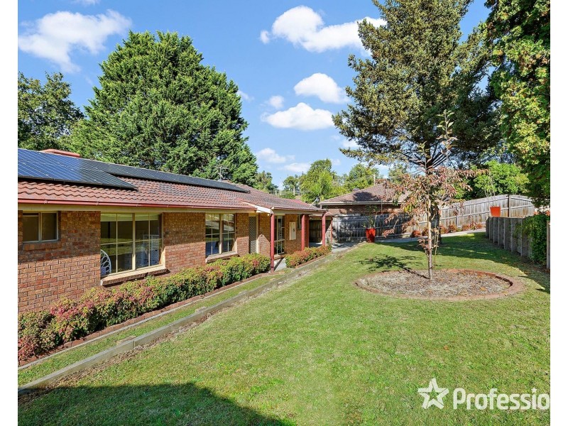 12 Penola Drive, Seville VIC 3139