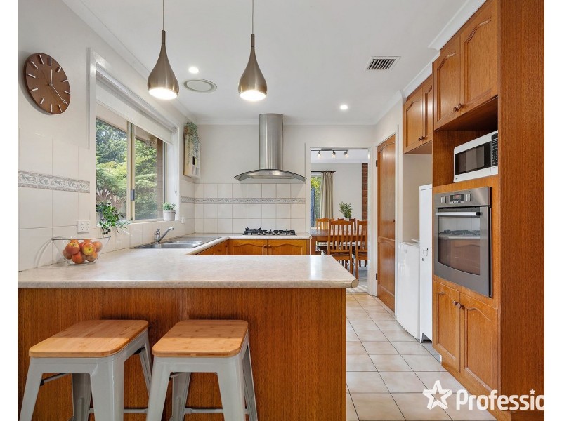 1 Penola Drive, Seville VIC 3139