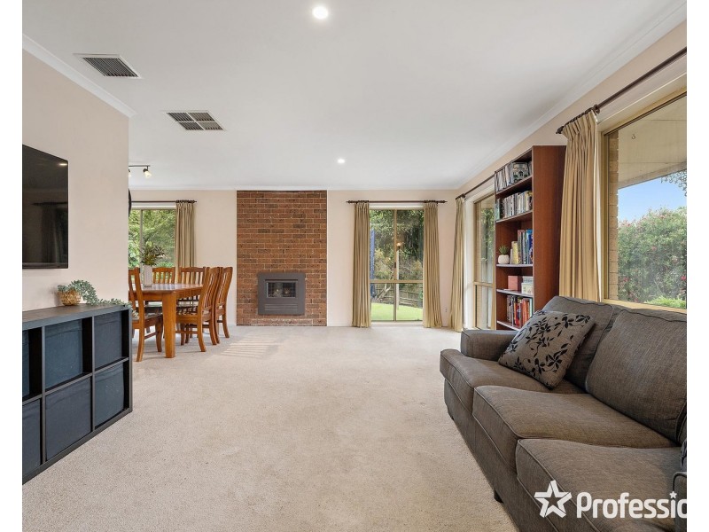 1 Penola Drive, Seville VIC 3139