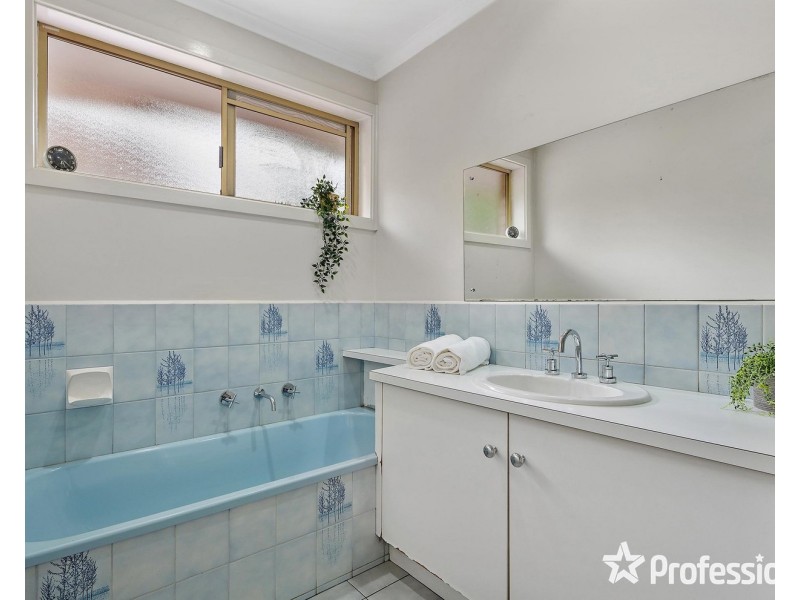 1 Penola Drive, Seville VIC 3139