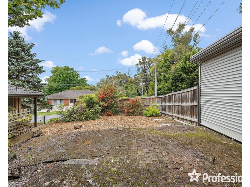 1 Penola Drive, Seville VIC 3139