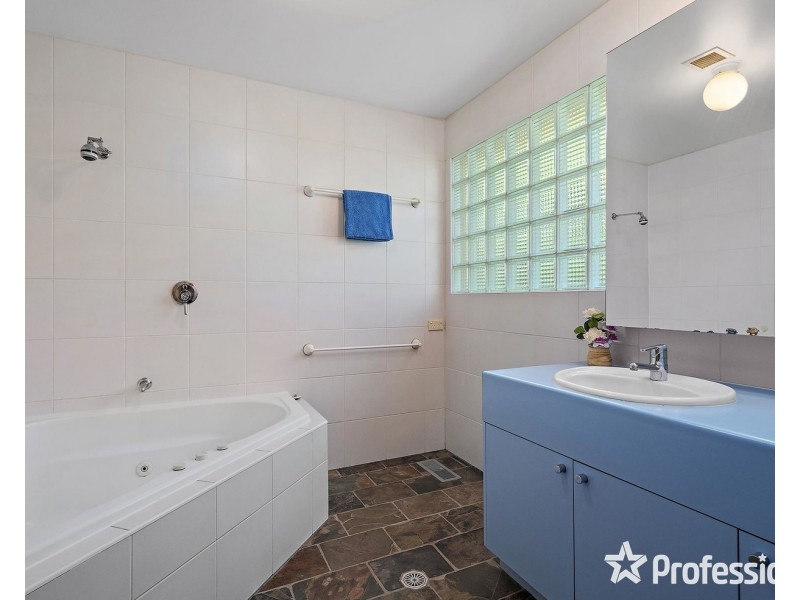 27 Elsie Street, Wandin North VIC 3139