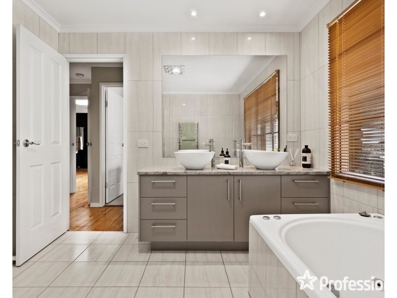 8 Adams Place, Mount Evelyn VIC 3796