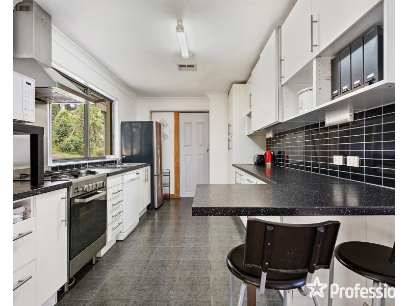 6 Priestley Crescent, Mount Evelyn VIC 3796