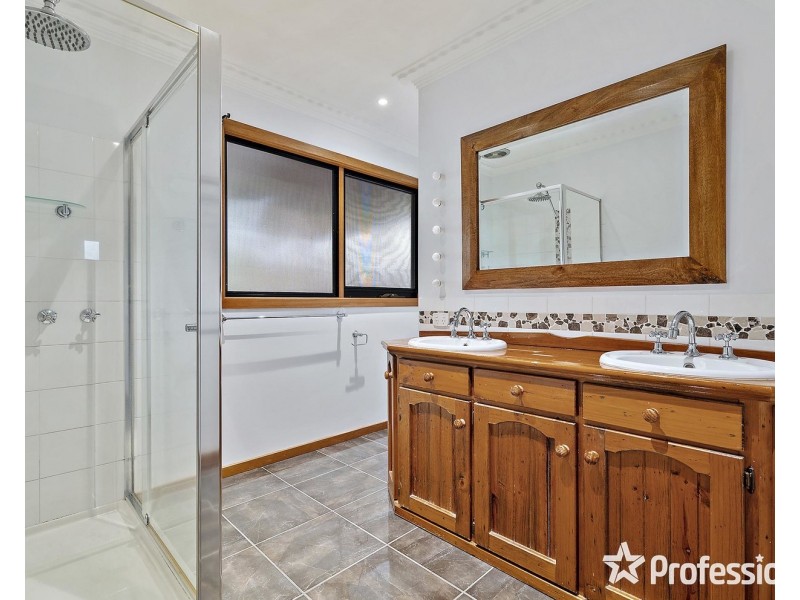 13-15 Sycamore Grove, Mount Evelyn VIC 3796