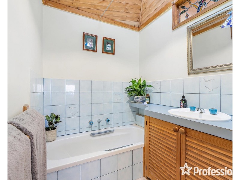 6 Ti-Tree Court, Kilsyth VIC 3137