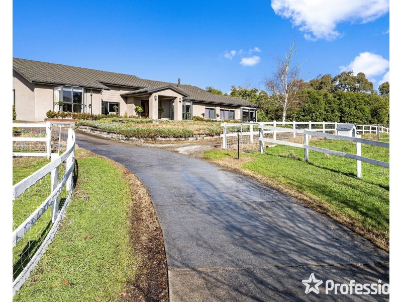 18 Bailey Grove, Wandin North VIC 3139