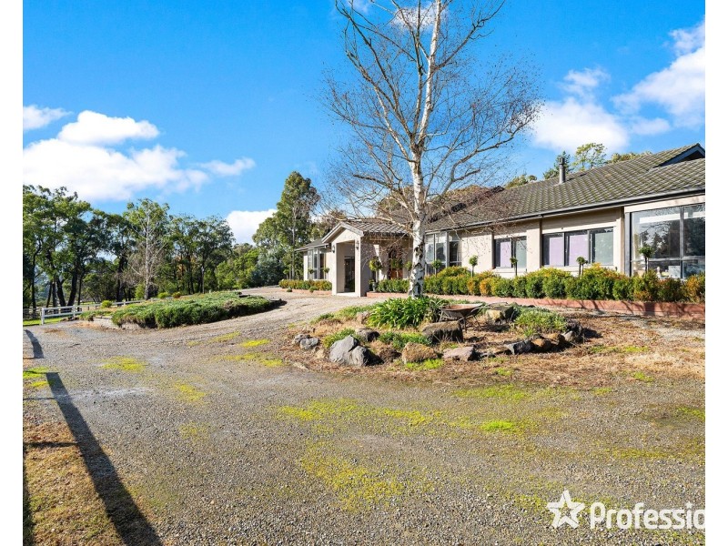 18 Bailey Grove, Wandin North VIC 3139