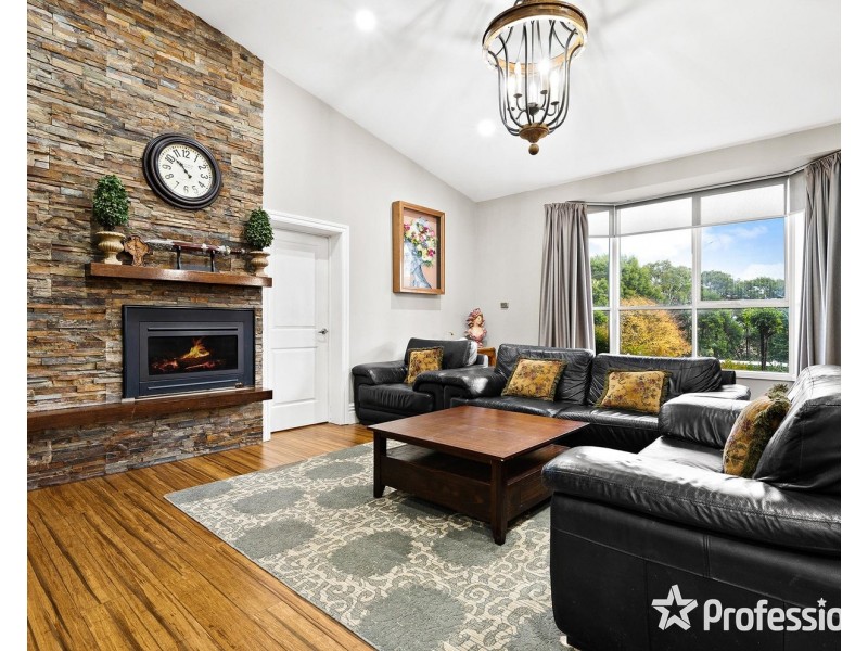 18 Bailey Grove, Wandin North VIC 3139