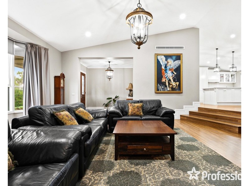 18 Bailey Grove, Wandin North VIC 3139