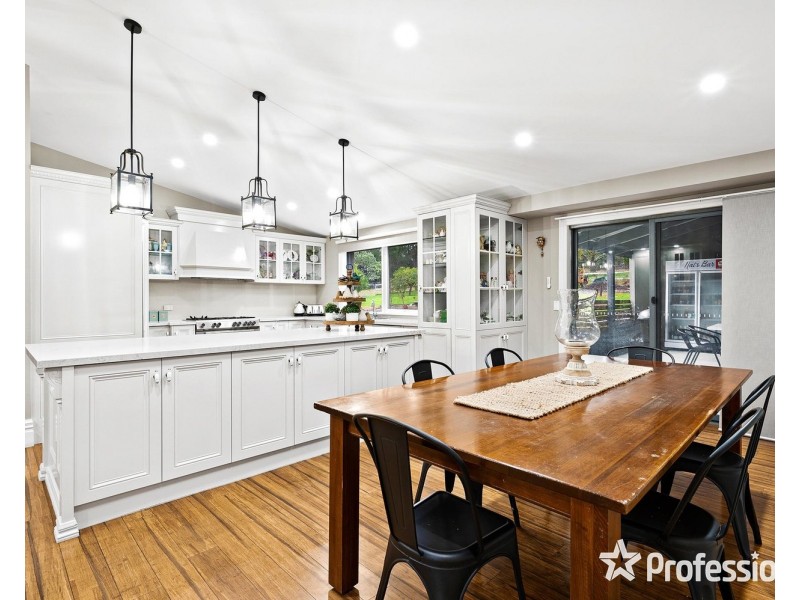 18 Bailey Grove, Wandin North VIC 3139