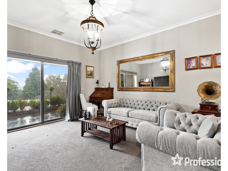 18 Bailey Grove, Wandin North VIC 3139