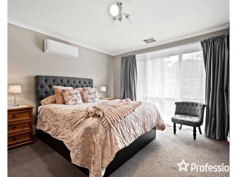 18 Bailey Grove, Wandin North VIC 3139