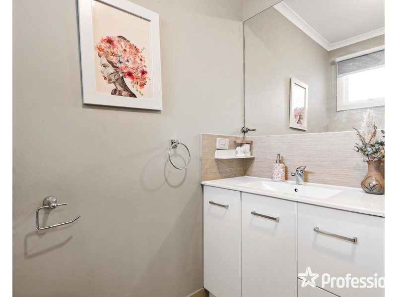 18 Bailey Grove, Wandin North VIC 3139