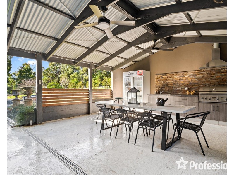 18 Bailey Grove, Wandin North VIC 3139