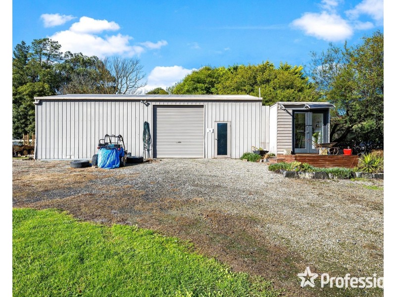 18 Bailey Grove, Wandin North VIC 3139
