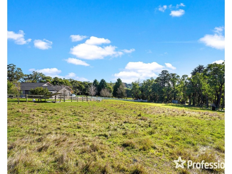 18 Bailey Grove, Wandin North VIC 3139