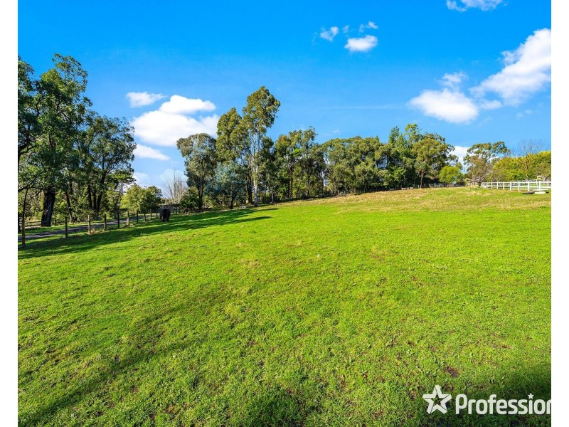 18 Bailey Grove, Wandin North VIC 3139