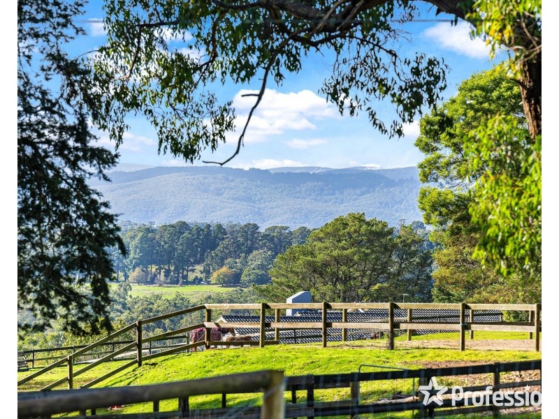 18 Bailey Grove, Wandin North VIC 3139