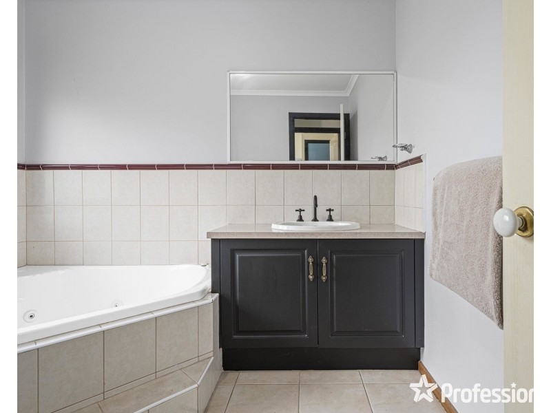 15 Michael Lane, Mount Evelyn VIC 3796