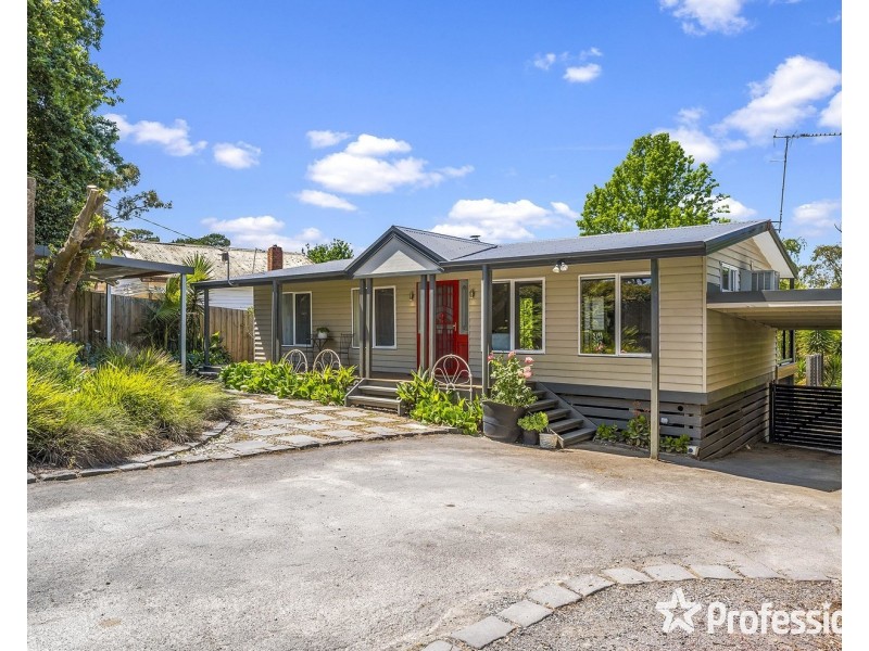 8 Wanda Avenue, Wandin North VIC 3139