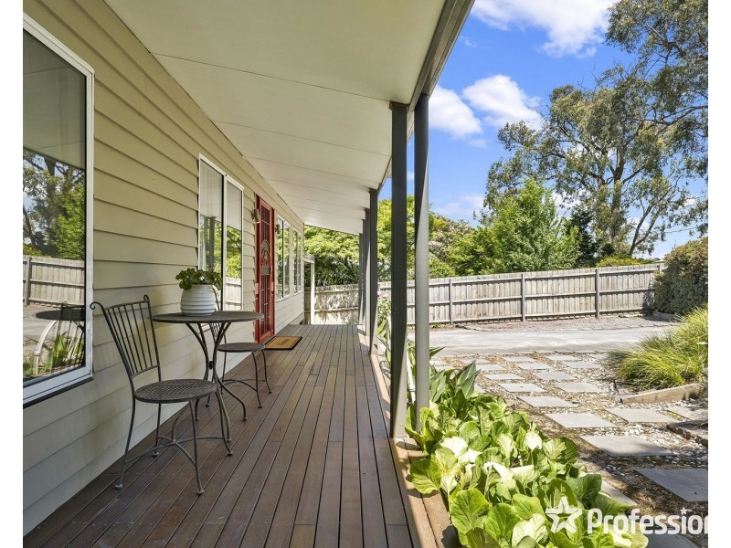 8 Wanda Avenue, Wandin North VIC 3139