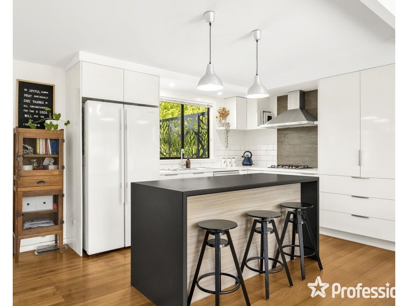 8 Wanda Avenue, Wandin North VIC 3139