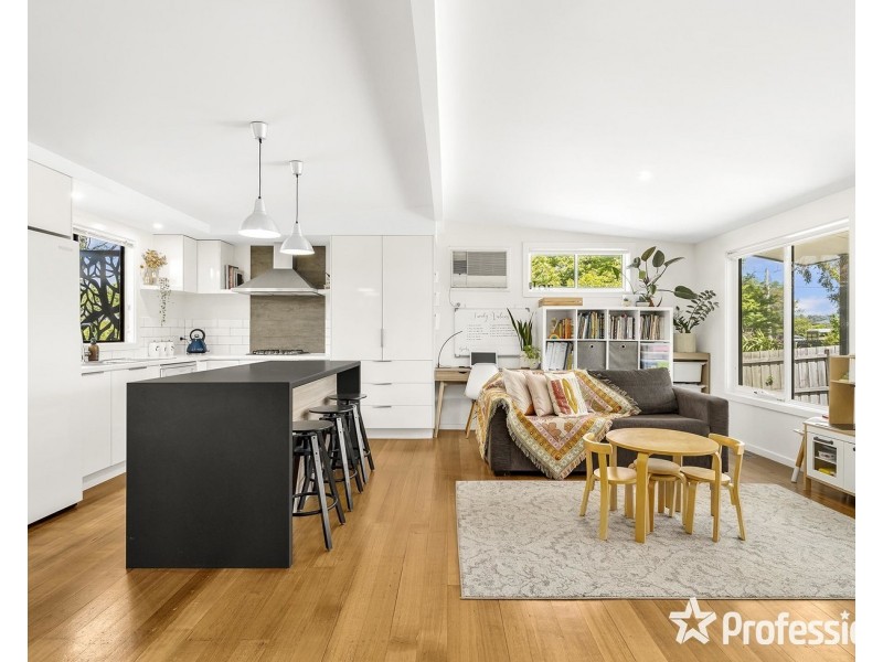 8 Wanda Avenue, Wandin North VIC 3139