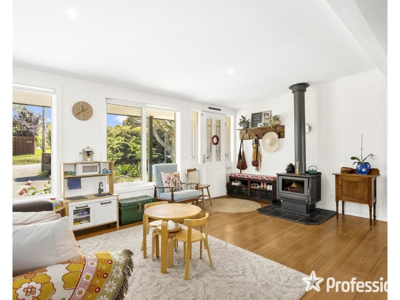 8 Wanda Avenue, Wandin North VIC 3139