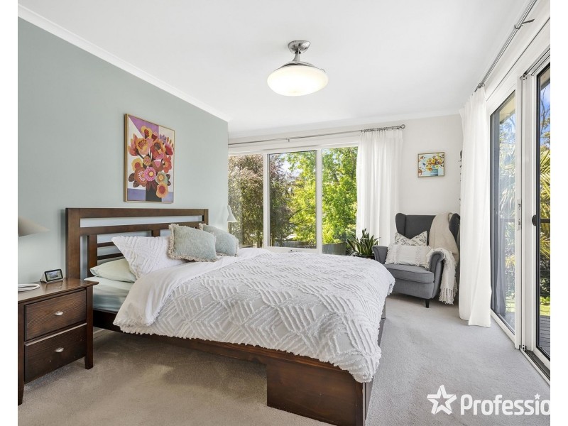 8 Wanda Avenue, Wandin North VIC 3139