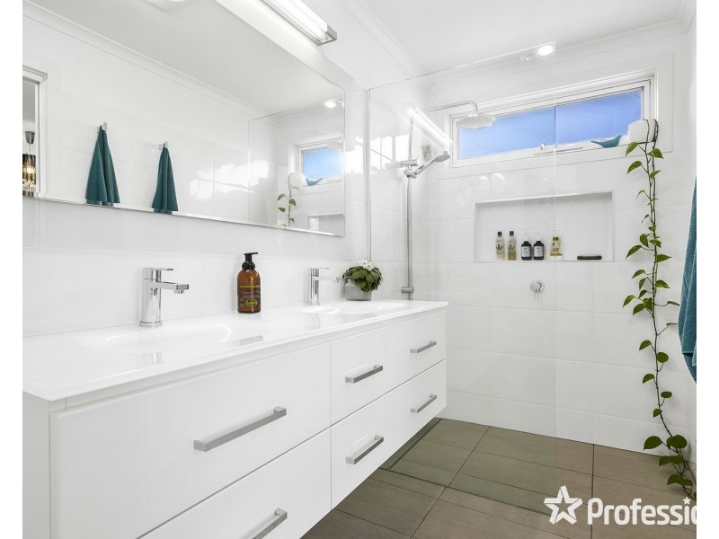 8 Wanda Avenue, Wandin North VIC 3139