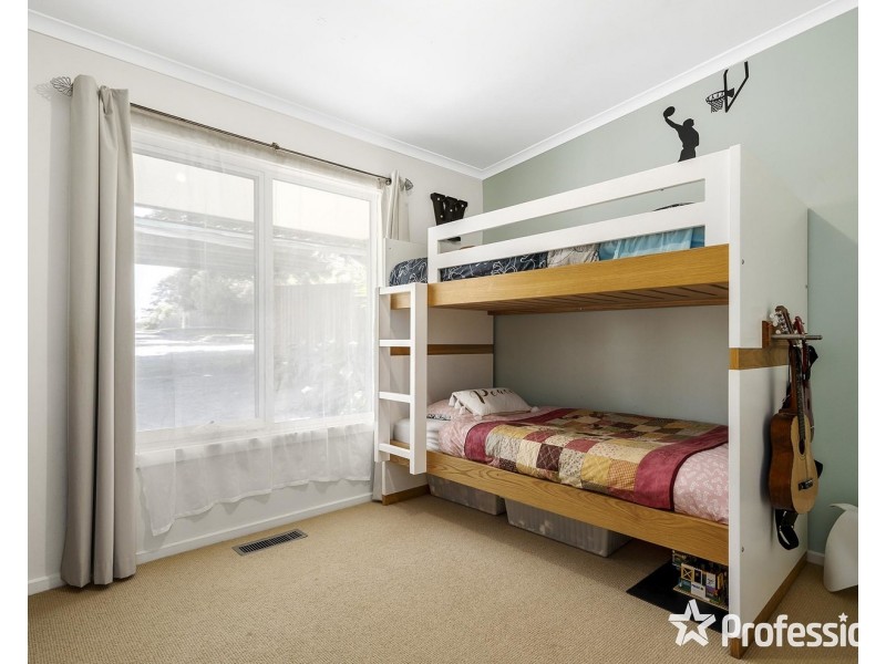 8 Wanda Avenue, Wandin North VIC 3139