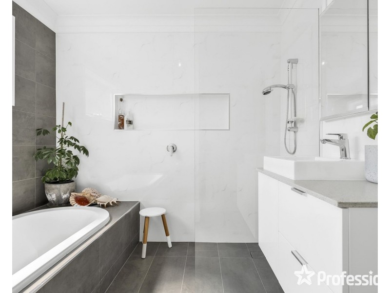 8 Wanda Avenue, Wandin North VIC 3139