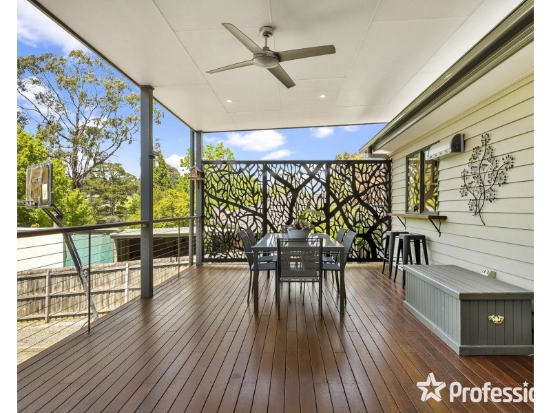 8 Wanda Avenue, Wandin North VIC 3139