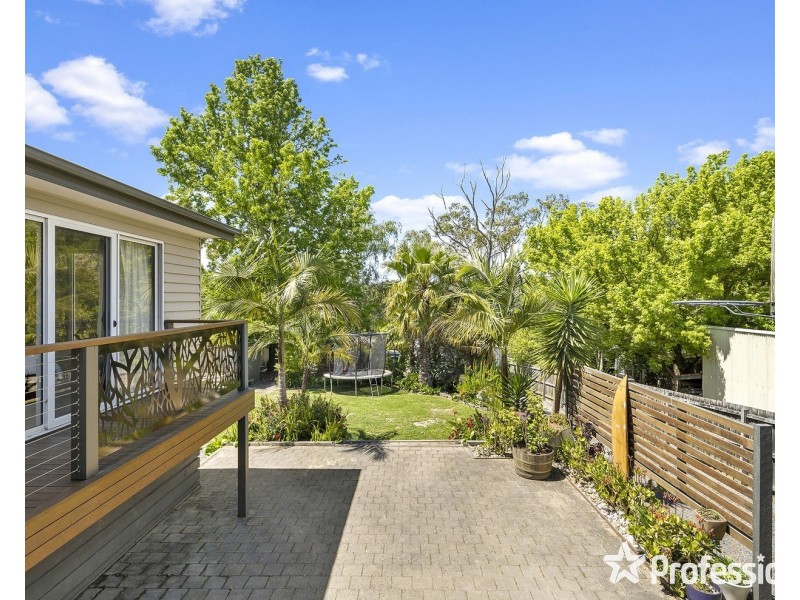 8 Wanda Avenue, Wandin North VIC 3139