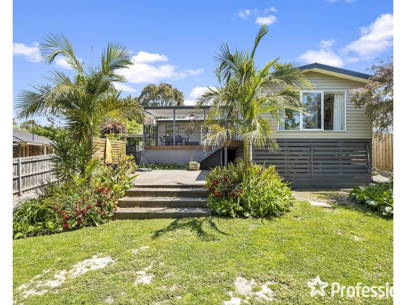 8 Wanda Avenue, Wandin North VIC 3139