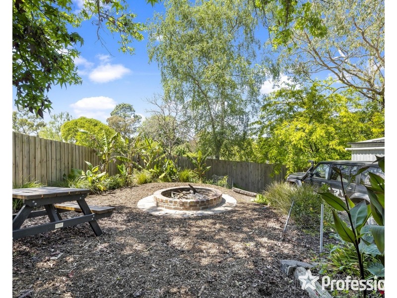 8 Wanda Avenue, Wandin North VIC 3139