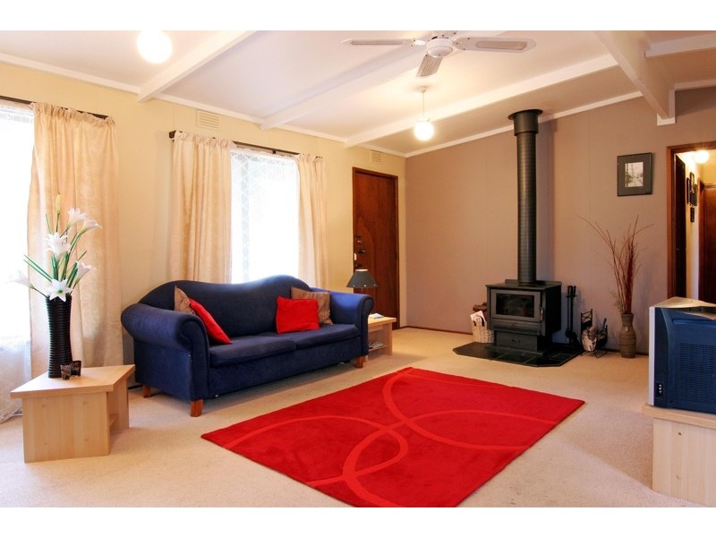 8 Wanda Avenue, Wandin North VIC 3139