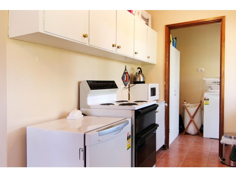 8 Wanda Avenue, Wandin North VIC 3139