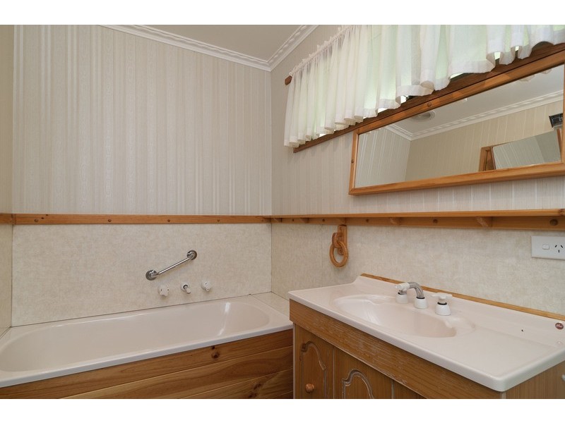 9 Warreena Grove, Chum Creek VIC 3777