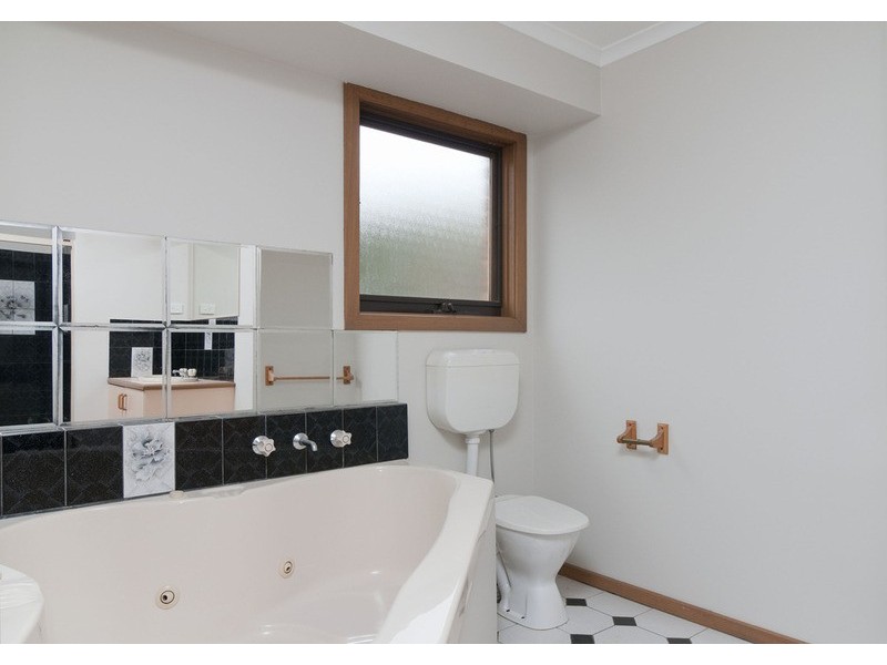 36 Summerhill Park Drive, Mooroolbark VIC 3138