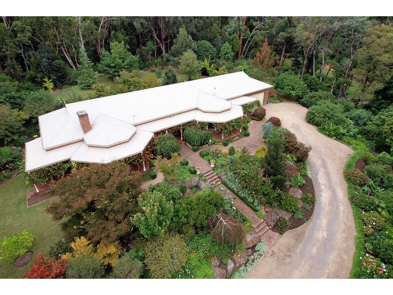 10 Lewis Road, Montrose VIC 3765